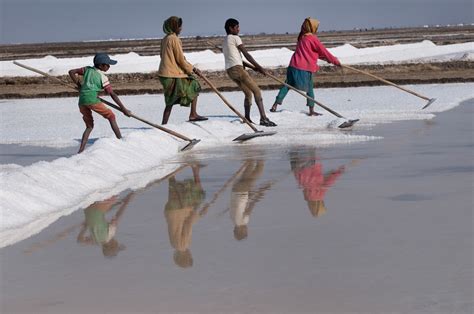 The Salt Farmers Of Indias Rann Of Kutch Marshes Gallery Al Jazeera