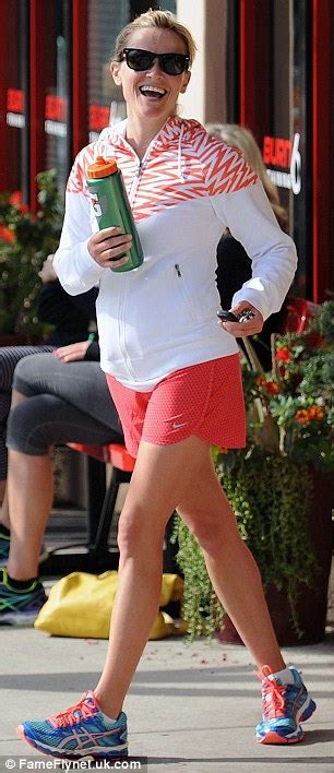 Reese Witherspoon Shows Off Her Toned Tanned Legs In Another Pair Of Shorts Daily Mail Online