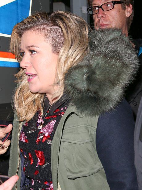 Kelly Clarkson Reveals A New Shaved Hair Look This Weeks Must See