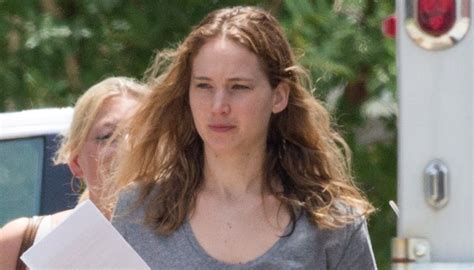 Jennifer Lawrence Goes Makeup Free On Set Of New Movie Jennifer Lawrence Just Jared