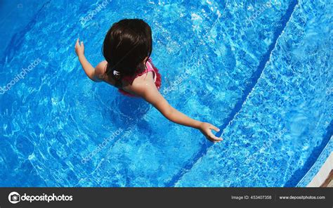 Забавная Маленькая Девочка Прыгнула Бассейн Счастливого Летнего Отпуска