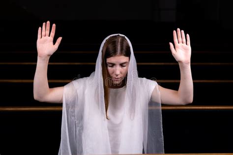 une jeune fille modeste avec un mouchoir sur sa tête s assied dans l église et la prière le