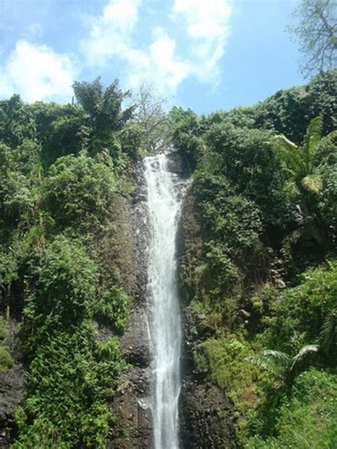 Perbatasan timur terutama daerah pegunungan, dengan puncak yang paling menonjol menjadi gunung muria. Air Terjun Pengantin