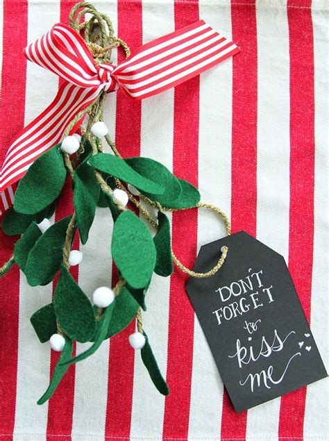 Easy Diy Mistletoe Because Everybody Needs Some Holiday Crafts