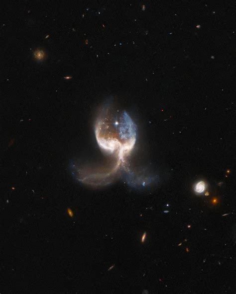 Hubble Telescope Captures Ethereal Image Of Colliding Galaxies Obul