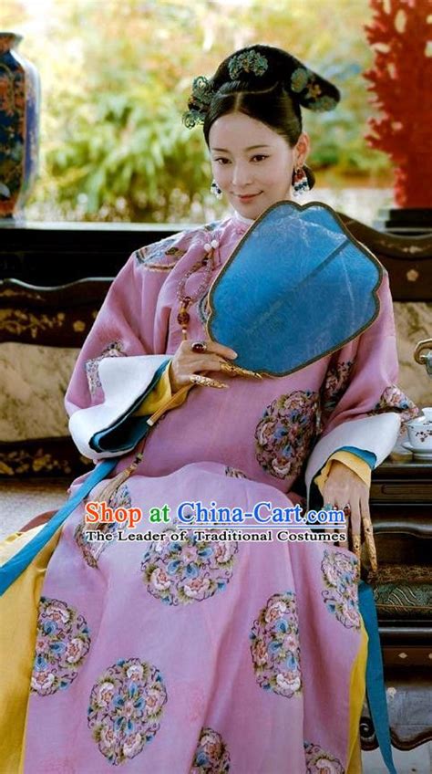 When the empress sends yingluo to take some sacrificial items to memorialize the newly departed dowager consort guo, yingluo purposefully lets prince he see her walking alone. Chinese Ancient Drama Story of Yanxi Palace Manchu Lady ...