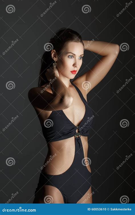 sexy brunettefrau die im badeanzug aufwirft stockfoto bild von mode leuchte 60053610