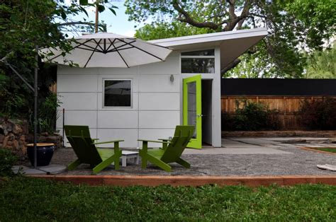 Feb 06, 2020 · the de blasio administration wants to make it easier for homeowners to legally add apartments in basements, atop garages — and even in backyard tiny houses — to boost affordable housing. Prefab Garage Kits and Plans | Studio Shed