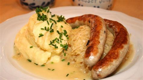 Fast Bring These German Bratwürschtel With Sauerkraut And
