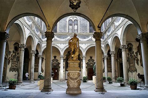 Palazzo Medici Riccardi Michelozzos Cortile Façade