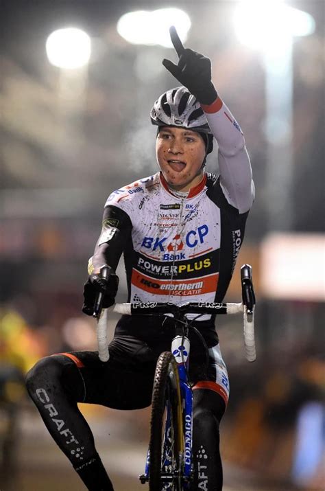 I felt really, really strong. Mathieu van der Poel (BKCP - Powerplus) pops a one handed ...