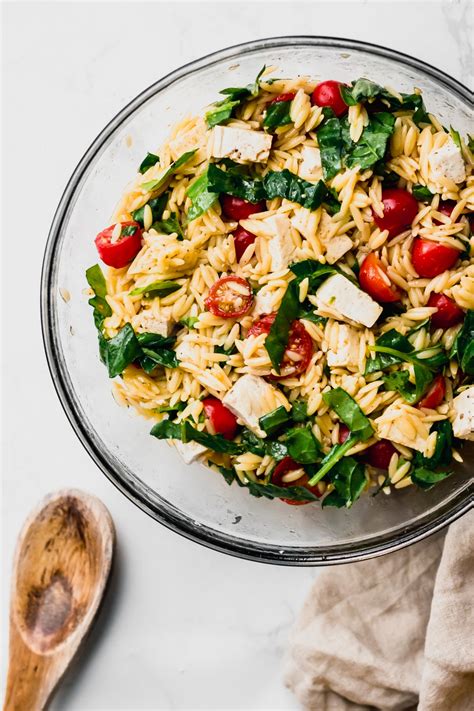 Vegan pasta caprese a delicious version of pasta caprese without the mozzarella. Vegan Caprese Salad with Orzo (30-minute meal) - Emilie Eats