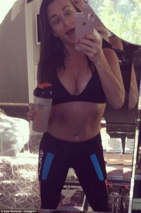 Kyle Richards Shows Off Cleavage And Abs In Instagram Workout Photo