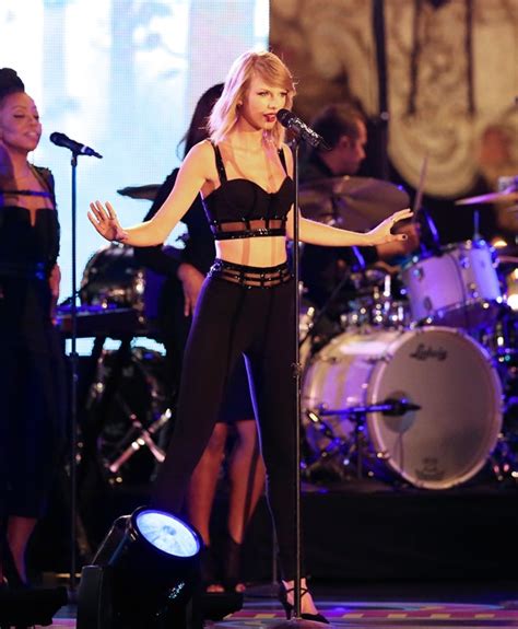 Taylor Swift Performs Out Of The Woods On Jimmy Kimmellainey Gossip