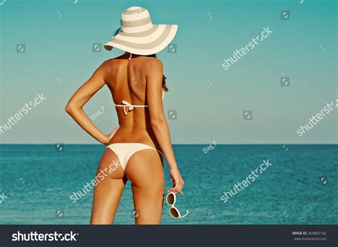 海の背景にビキニの美しい女性のセクシーな背景。セクシーな臀部。レトロなビンテージ調色の画像、フィルムシミュレーション。写真素材264807182 Shutterstock