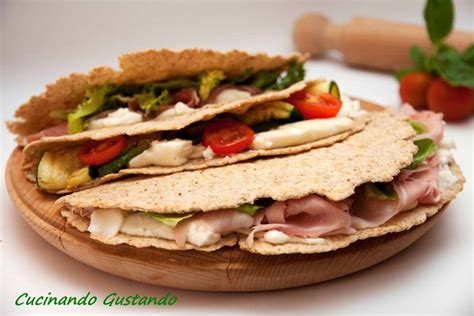 Iniziamo la preparazione delle piadine integrali light con philadelphia speck e zucchine partendo proprio dalla base, quindi in una ciotola versate la farina integrale macinata a pietra e unite un pizzico. Piadina integrale all'olio d'oliva | Piadina, Ricette ...