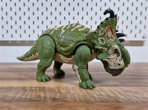 Jurassic World Dino Rivals Roarivores Green Sinoceratops Figure Mattel