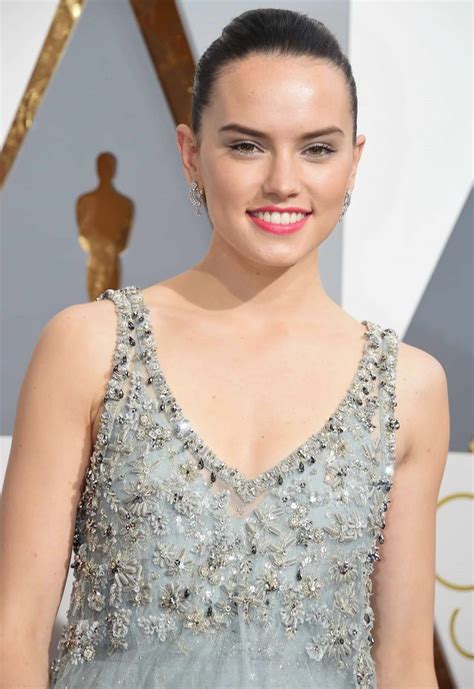 Daisy Ridley In Chanel At The Oscars 2016 Academy Awards Red Carpet