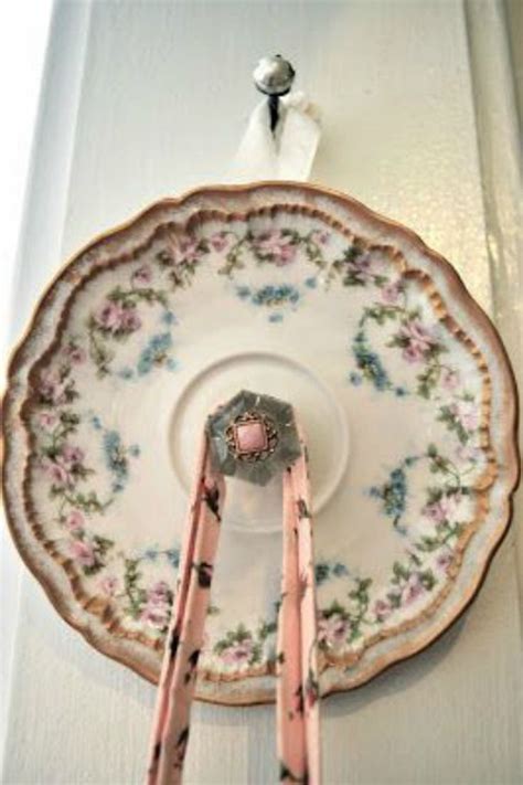 Creative Ways To Upcycle Vintage Plates As Decor