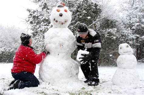 Building Snowmen Build A Snowman Snowman Outdoor Decor