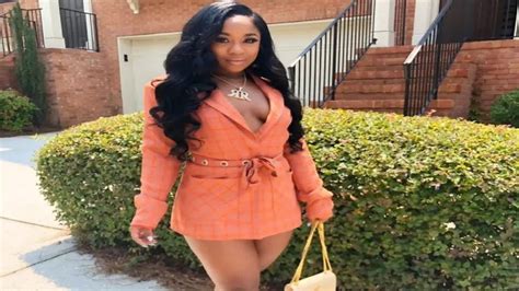 Reginae Carter Is Showing Off Her Amazingly Toned Figure And Some
