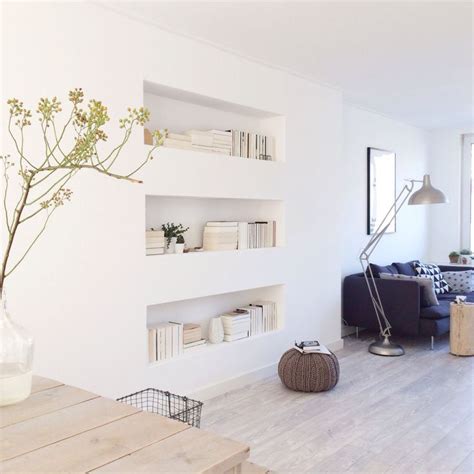Een inbouwkast in de woonkamer kan diverse functies hebben. Boekenkast voorbeelden — InteriorInsider.nl