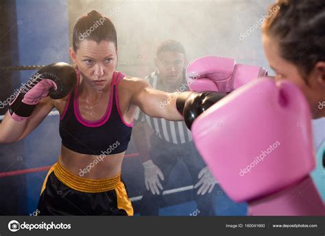 Female Athletes Fighting In Boxing Ring — Stock Photo