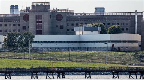Man Held At Rikers Dies From Razor Wound After Guards Fail To Intervene