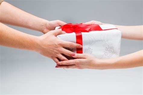 Die Hände Geben Und Empfangen Ein Geschenk Auf Weißem Hintergrund