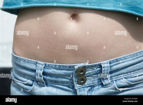 Nahaufnahme von nackten Bauch junge Teenager Mädchen Blue Jeans und t Shirt Stockfotografie Alamy