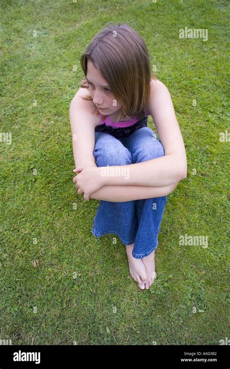 Uk Cornwall 12 13 JÄhrige MÄdchen Sitzen Auf Rasen Rasen Park Garten