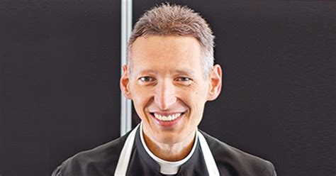 Em 2010 teve seu trabalho reconhecido pelo vaticano, ao receber do papa bento xvi, o prêmio van thuan. Padre Marcelo Rossi lança livro em Pouso Alegre | Pouso Alegre .NET