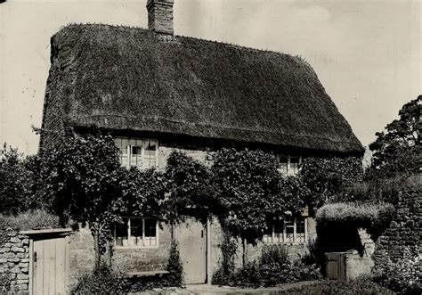 Pretty Thatched Cottages Are Still Common In Rural England All Items