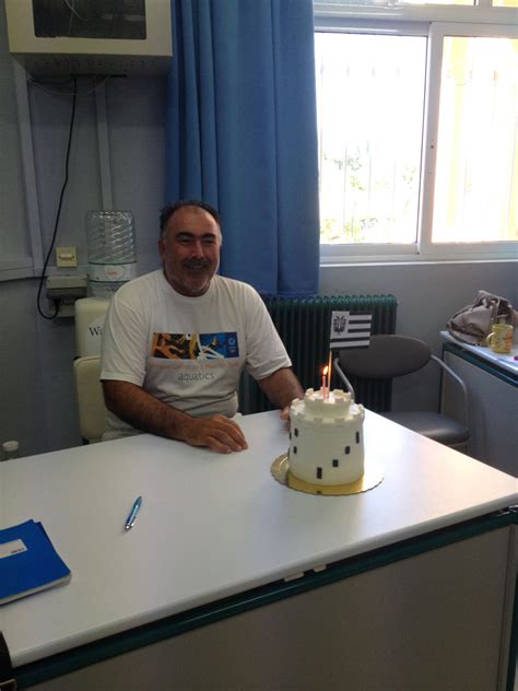 Αφήνουμε την τούρτα στην κατάψυξη για 1 ώρα ή στο ψυγείο για 2 ώρες και ξεφορμάρουμε. 9-6-2016 ΓΕΝΕΘΛΙΑ ΤΟΥΡΤΑ