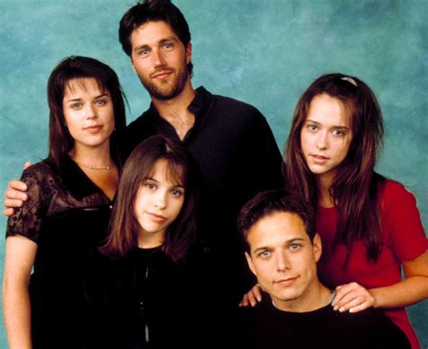 Jennifer Love Hewitts Party Of Five Co Stars Claim She Hooked Up With Fans Back In The Day