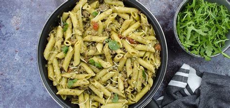Pesto pasta is a delicious easy to make main entrée loaded up with cheese, pine nuts, olive oil and amazing fresh basil flavor.if you want a simple. Pasta Pesto met Gehakt - Zaligrecept.nl