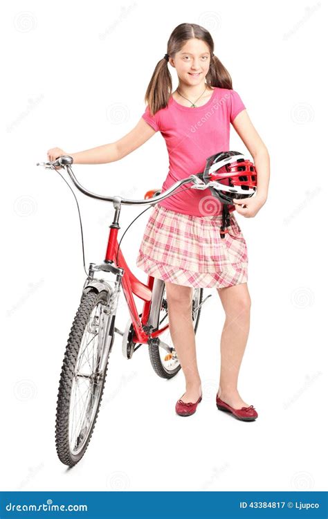 Adolescente Que Sostiene Un Casco Y Que Empuja Una Bici Imagen De