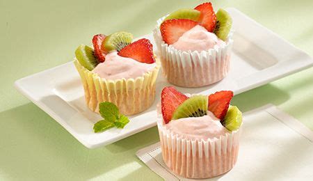 Perfectly soft and full of that irresistable fresh orange and dark. Strawberry Kiwi Cupcakes #WeightWatchers #SmartOnes | Dessert recipes