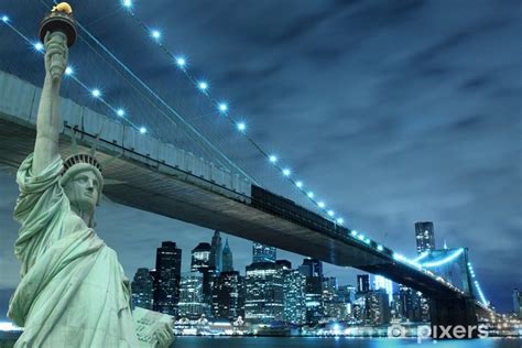 Fotomural Puente De Brooklyn Y La Estatua De La Libertad En La Noche