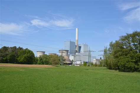 Rauchwolken stehen über einem kraftwerk des versorgers eon. Nürnberginfo: Kraftwerk Franken I