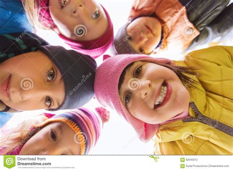 groupe de visages heureux d enfants en cercle photo stock image du saison préadolescent 62045012