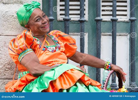 Mujer Que Lleva Un Vestido Tradicional En La Habana Vieja Foto De