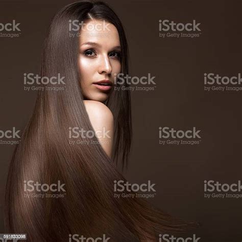Schöne Brünette Mädchen In Bewegung Mit Einem Perfekt Glatte Haar