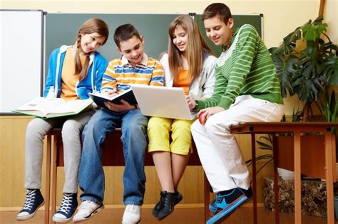 Grupo Feliz De Jóvenes Estudiando Juntos Descargar Fotos Gratis