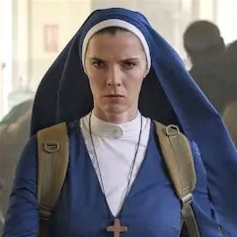 Trailer zu Mrs Davis Betty Gilpin GLOW kämpft als Nonne gegen eine KI Starttermin und