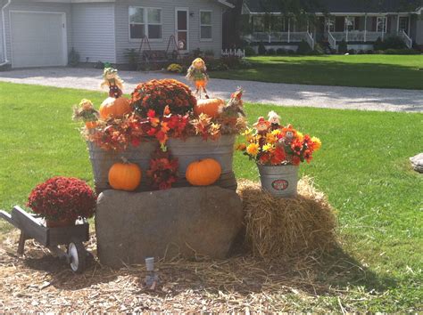 17 christmas decorating ideas we bet you haven't thought of. Fall decorations using a washtub & wheelbarrow!!! | Fall ...