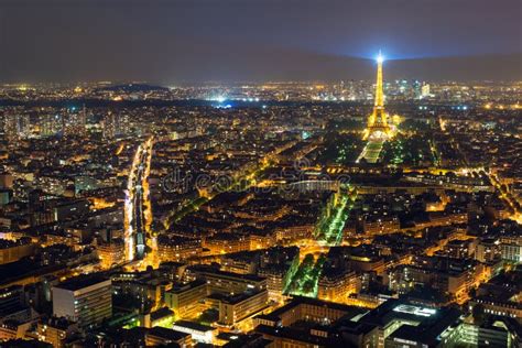 Vista De París Con La Torre Eiffel En La Noche Imagen De Archivo
