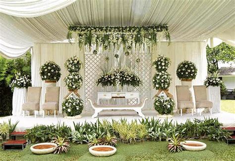 Bagaimana tidak dekorasi pernikahan outdoor ini lebih memberikan kesan sederhana, natural dan lebih 'intim'. Dekorasi Pernikahan Outdoor Terbaru Modern Elegan Halaman Rumah | Tempat pernikahan, Pernikahan ...