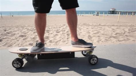 Bequem Skateboarden Dieses Elektrische Skateboard Fährt Fast Von