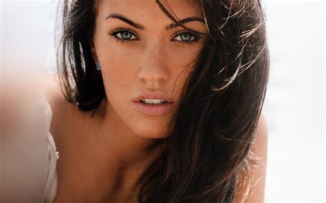 Hp95 Megan Fox Model Beach Wallpaper
